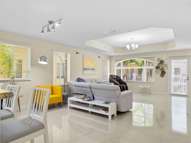 Дом в аренду по адресу 18413 NE 27th Ct 18413 - фото 7476366