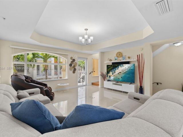 Дом в аренду по адресу 18413 NE 27th Ct 18413 - фото 7476367