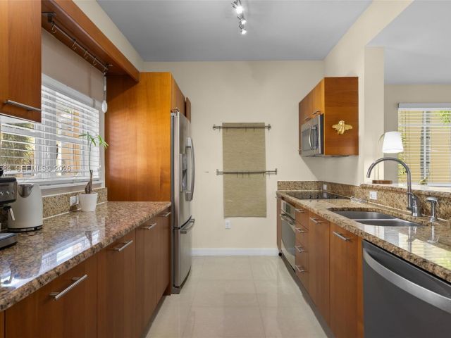 Дом в аренду по адресу 18413 NE 27th Ct 18413 - фото 7476371