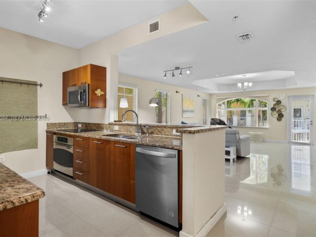 Дом в аренду по адресу 18413 NE 27th Ct 18413 - фото 7476372