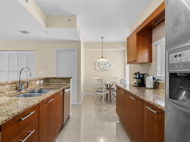 Дом в аренду по адресу 18413 NE 27th Ct 18413 - фото 7476373