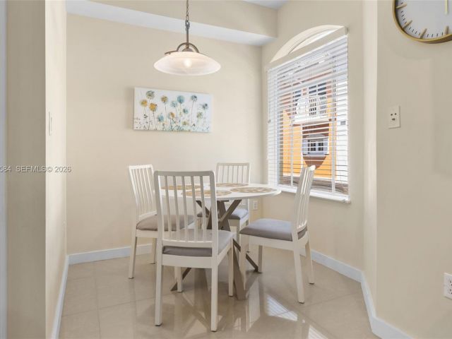 Дом в аренду по адресу 18413 NE 27th Ct 18413 - фото 7476374