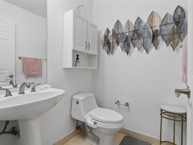 Дом в аренду по адресу 18413 NE 27th Ct 18413 - фото 7476375