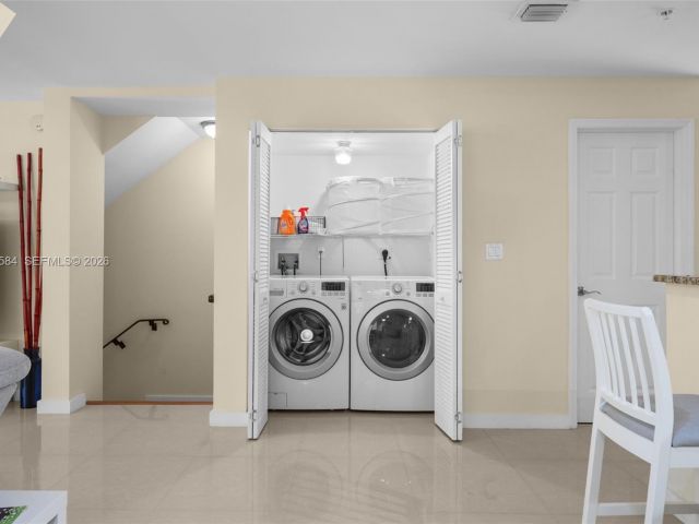 Дом в аренду по адресу 18413 NE 27th Ct 18413 - фото 7476376