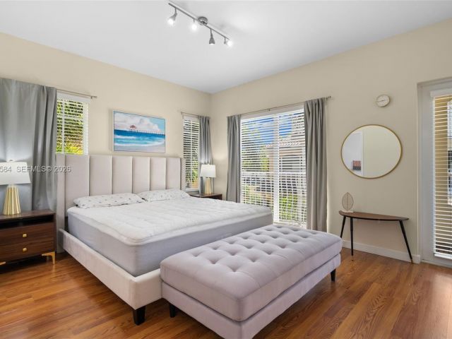 Дом в аренду по адресу 18413 NE 27th Ct 18413 - фото 7476378