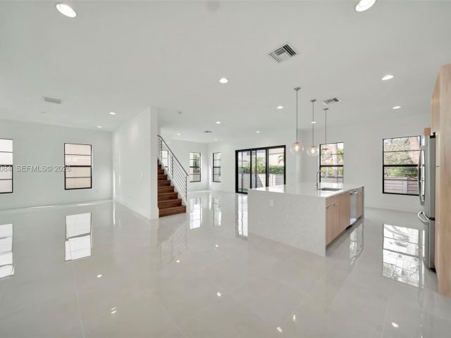 Дом в аренду по адресу 1427 SW 23rd St 1427 - фото 7483199