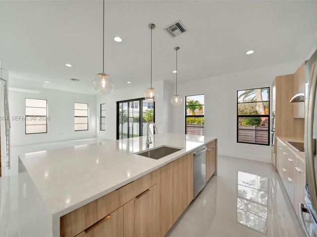 Дом в аренду по адресу 1427 SW 23rd St 1427 - фото 7483203