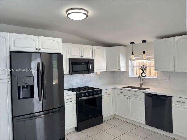 Продажа дома по адресу 6751 Cleveland St - фото 7535542