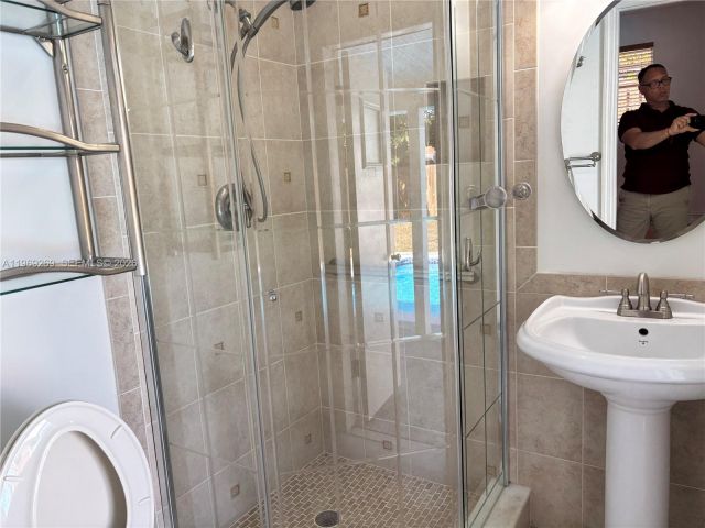 Продажа дома по адресу 6751 Cleveland St - фото 7535549