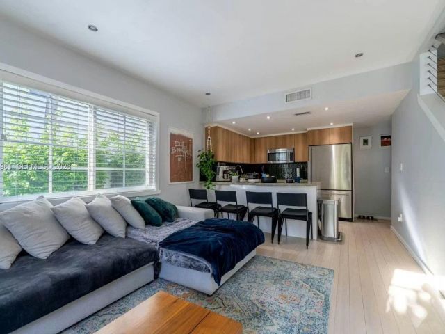 Продажа дома по адресу 1061 Michigan Ave 4 - фото 7516036