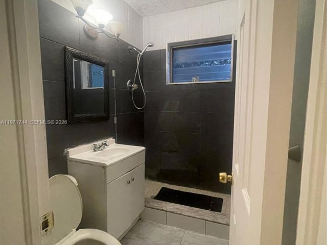 Дом в аренду по адресу 121 NE 169th Ter - фото 7481318