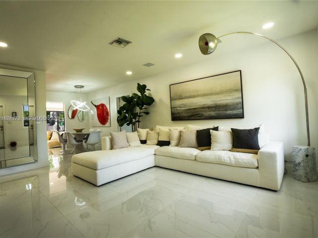 Дом в аренду по адресу 31 SW 6th St - фото 7462375