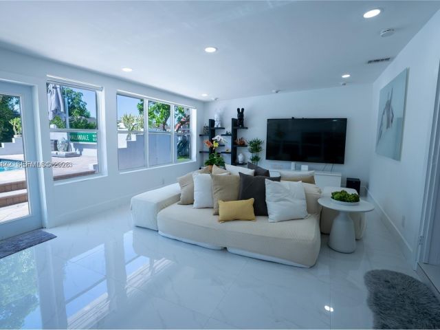 Дом в аренду по адресу 31 SW 6th St - фото 7462380