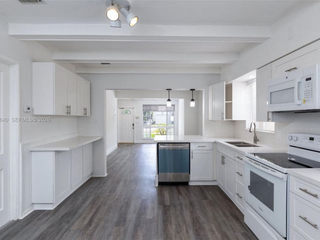 Продажа дома по адресу 132 SW 2nd Ave - фото 7462391