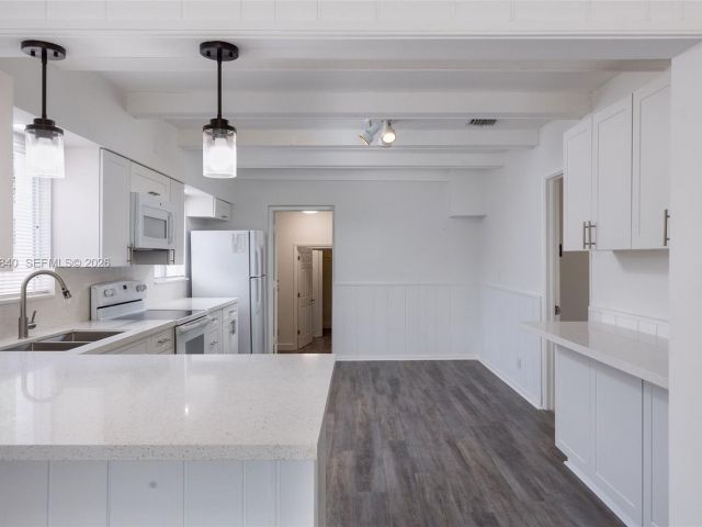 Продажа дома по адресу 132 SW 2nd Ave - фото 7462393