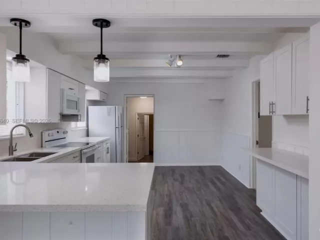 Продажа дома по адресу 132 SW 2nd Ave - фото 7462393