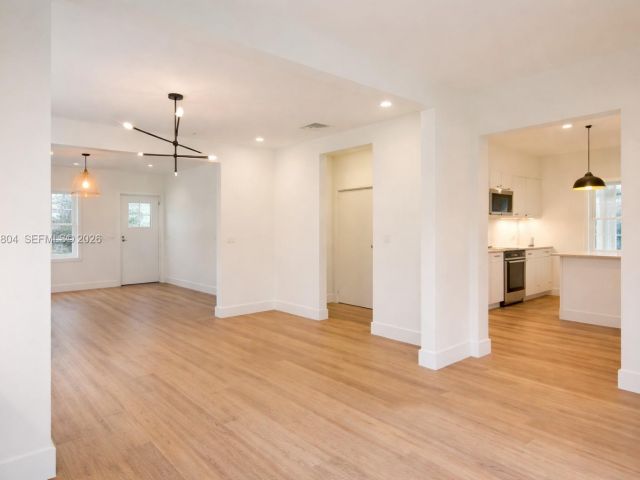 Дом в аренду по адресу 640 NE 71st St - фото 7503717