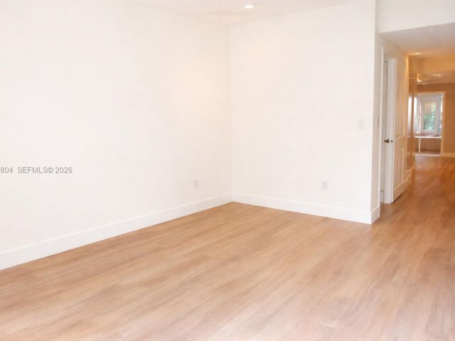 Дом в аренду по адресу 640 NE 71st St - фото 7503722