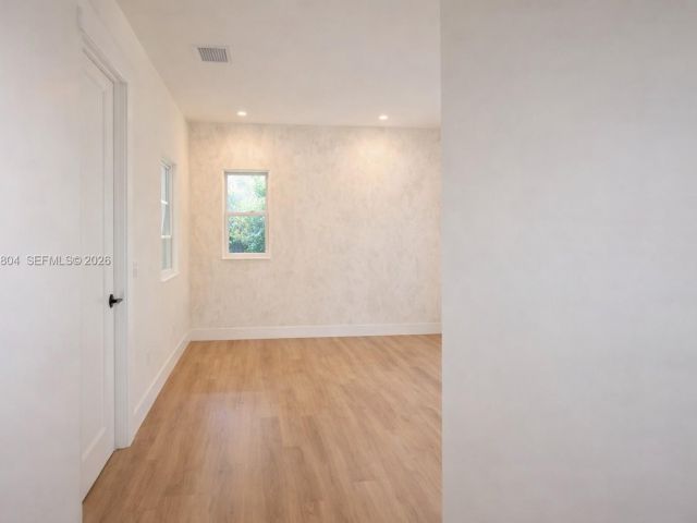 Дом в аренду по адресу 640 NE 71st St - фото 7503723