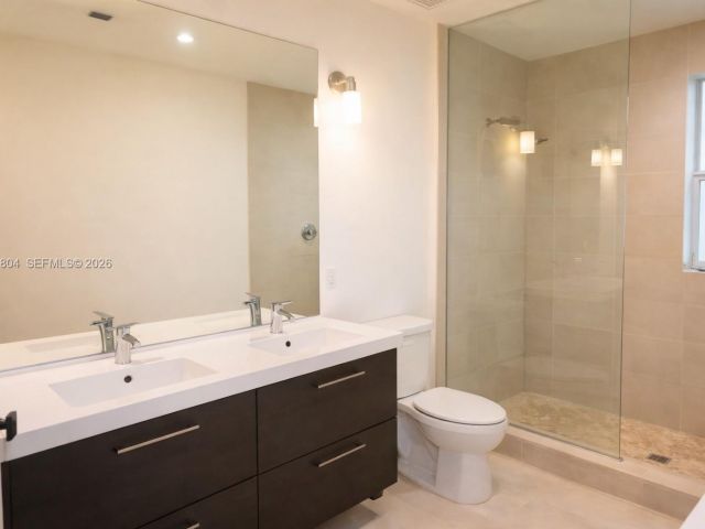 Дом в аренду по адресу 640 NE 71st St - фото 7503724