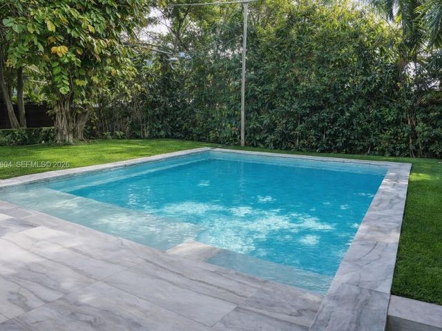 Дом в аренду по адресу 640 NE 71st St - фото 7503725