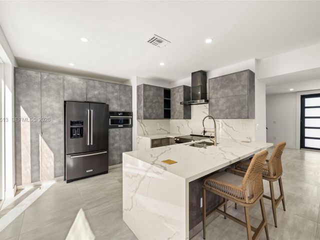 Дом в аренду по адресу 3166 Royal Palm Ave - фото 7469384