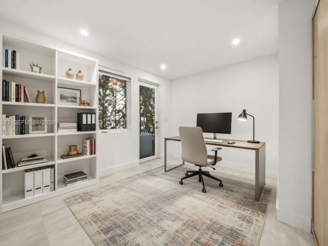 Дом в аренду по адресу 3166 Royal Palm Ave - фото 7469388