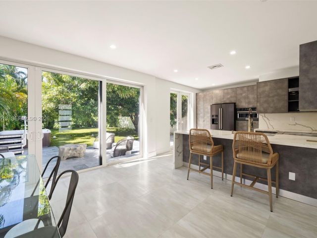 Дом в аренду по адресу 3166 Royal Palm Ave - фото 7469389