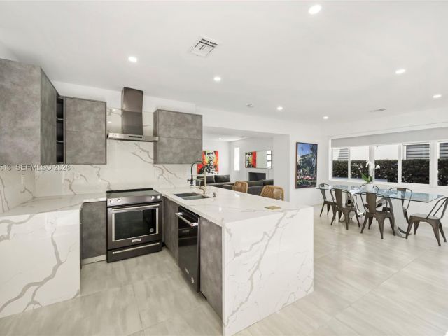 Дом в аренду по адресу 3166 Royal Palm Ave - фото 7469390