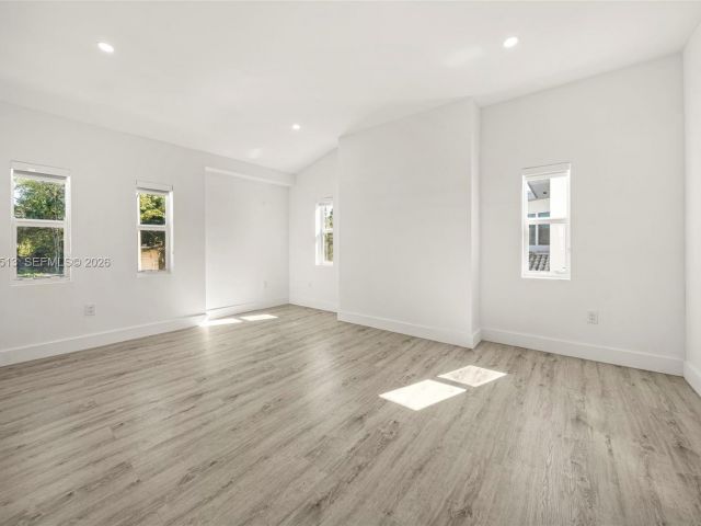 Дом в аренду по адресу 3166 Royal Palm Ave - фото 7469392