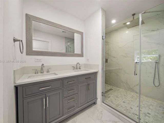 Дом в аренду по адресу 3166 Royal Palm Ave - фото 7469393