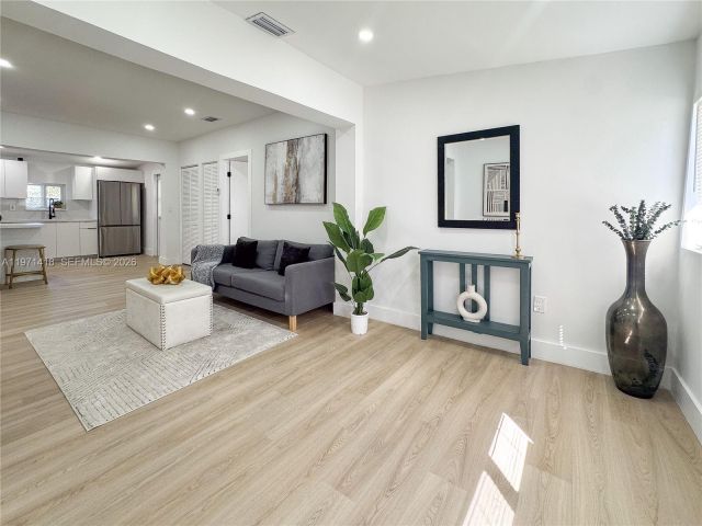 Продажа дома по адресу 2255 NW 60th St - фото 7466489