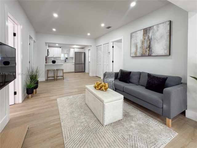 Продажа дома по адресу 2255 NW 60th St - фото 7466492