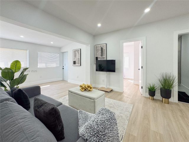 Продажа дома по адресу 2255 NW 60th St - фото 7466494