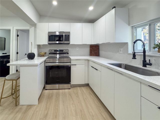 Продажа дома по адресу 2255 NW 60th St - фото 7466498