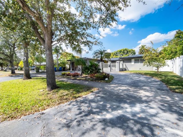 Дом в аренду по адресу 2121 NE 62nd St - фото 7483639