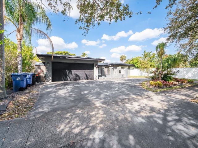 Дом в аренду по адресу 2121 NE 62nd St - фото 7483641