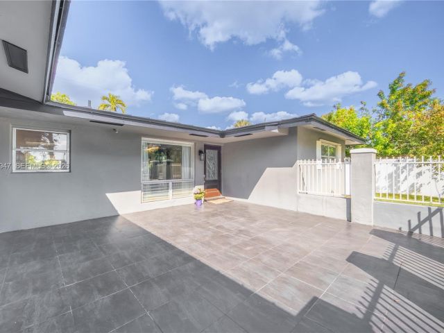 Дом в аренду по адресу 2121 NE 62nd St - фото 7483644