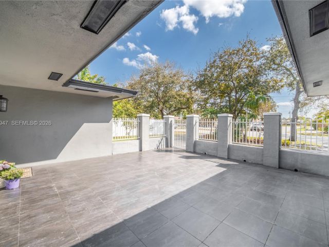 Дом в аренду по адресу 2121 NE 62nd St - фото 7483646