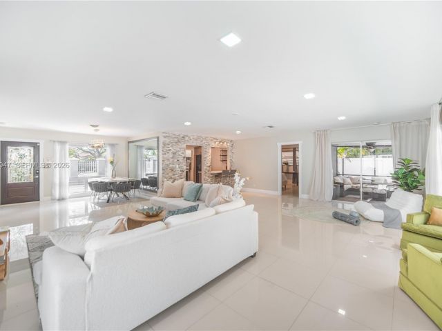 Дом в аренду по адресу 2121 NE 62nd St - фото 7483653