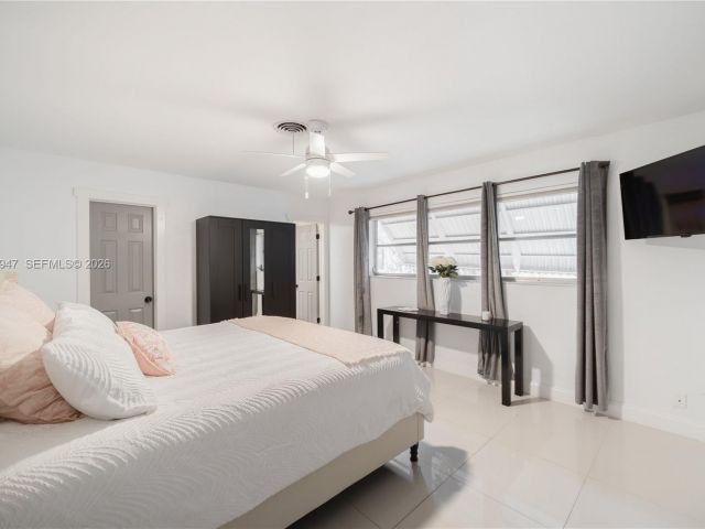 Дом в аренду по адресу 2121 NE 62nd St - фото 7483659