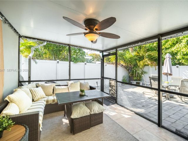 Дом в аренду по адресу 2121 NE 62nd St - фото 7483663