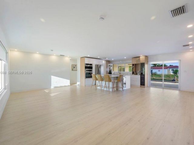 Продажа дома по адресу 1810 SW 6th Ave - фото 7478747