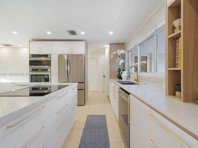 Продажа дома по адресу 1810 SW 6th Ave - фото 7478752