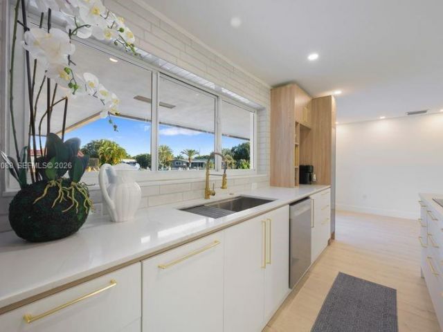 Продажа дома по адресу 1810 SW 6th Ave - фото 7478754