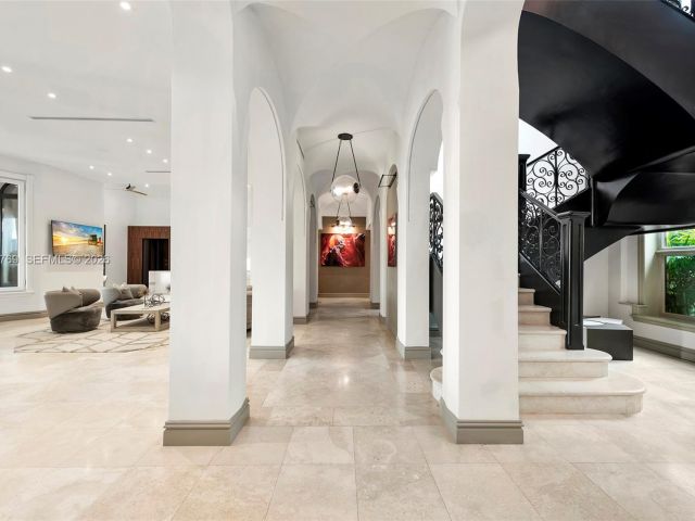 Дом в аренду по адресу 432 S Hibiscus Dr - фото 7469360