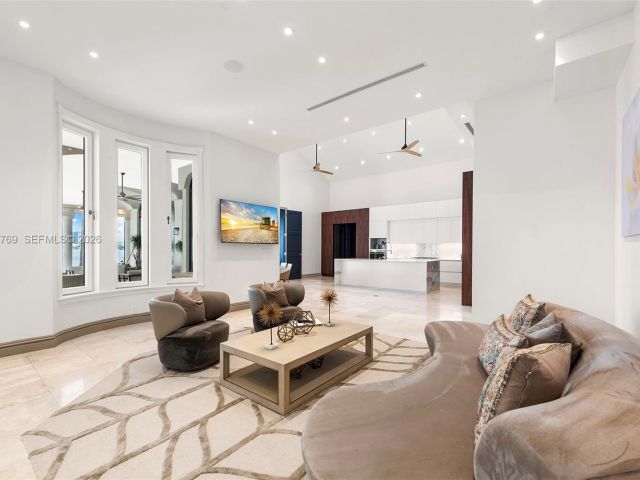 Дом в аренду по адресу 432 S Hibiscus Dr - фото 7469364