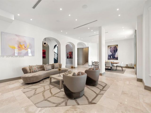 Дом в аренду по адресу 432 S Hibiscus Dr - фото 7469366