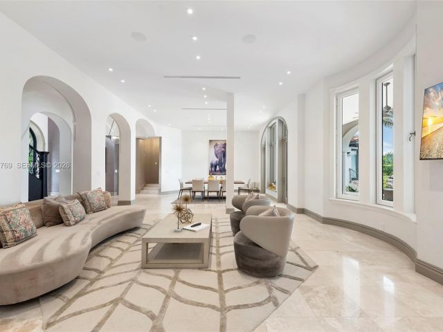 Дом в аренду по адресу 432 S Hibiscus Dr - фото 7469367