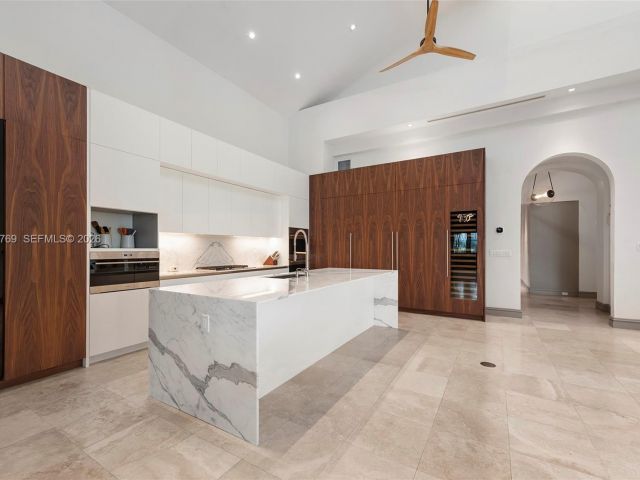 Дом в аренду по адресу 432 S Hibiscus Dr - фото 7469369